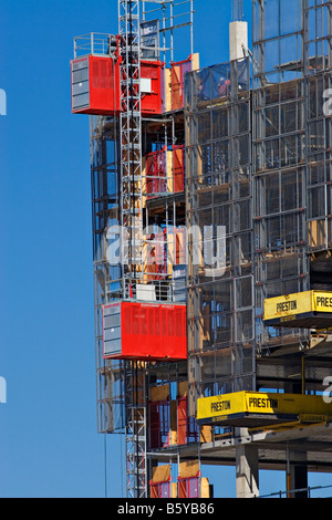 Costruzione / un passeggero paranco si arrampica su di un progetto di costruzione.Melbourne Victoria Australia. Foto Stock