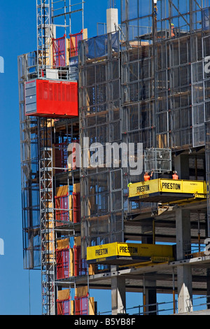 Costruzione / un passeggero paranco si arrampica su di un progetto di costruzione.Melbourne Victoria Australia. Foto Stock