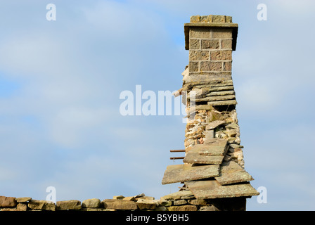 Gable End e camino su un casale abbandonato Foto Stock