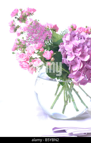 Bouquet di fiori in rosa e viola Foto Stock