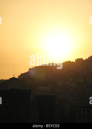Arancione tramonto su Napoli, Italia Foto Stock