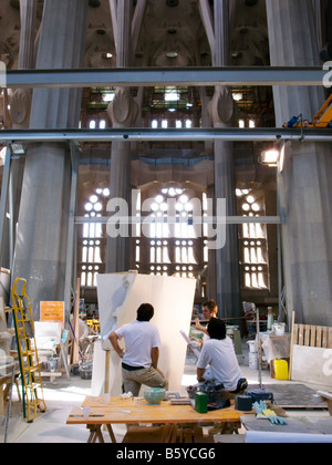 Gli uomini al lavoro dentro la Sagrada Familia a Barcellona, Spagna Foto Stock