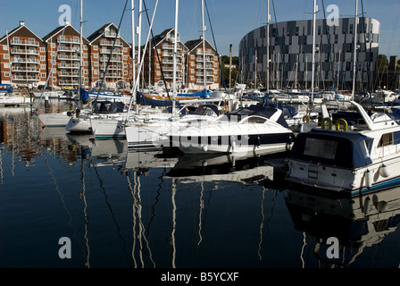 Appartamenti sul lungomare e il Suffolk College di nuova costruzione aperto nel settembre 2008, Ipswich, Suffolk, Regno Unito. Foto Stock