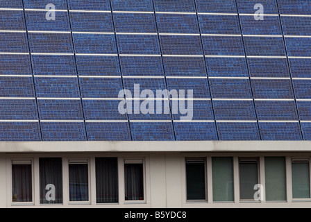 Guscio di pannelli solari montati su case sul più grande del mondo a energia solare alloggiamento station wagon, Nieuwland, Amersfoort, Paesi Bassi. Foto Stock