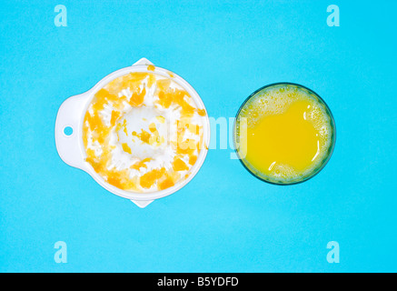 Bicchiere di succo di arancia e succo strizzatore Foto Stock