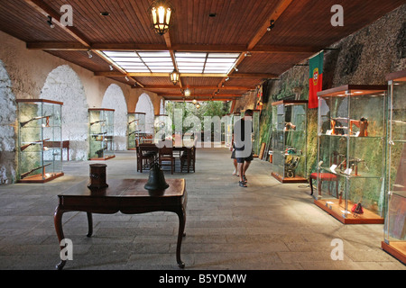 All'interno del vecchio museo militare presso la fortezza di São Bras, Ponta Delgada, Azzorre, Portogallo. Foto Stock