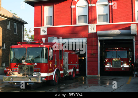 Società del motore 23 e Squad società 3 in quarti di Detroit Fire Department Detroit Michigan Foto Stock