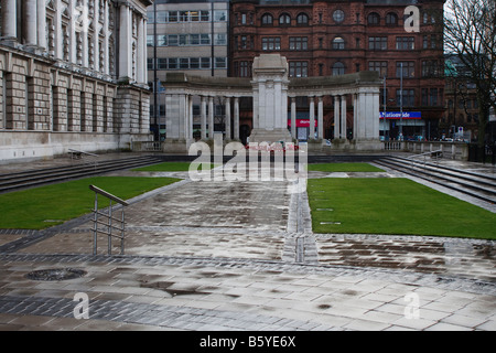 Il cenotafio a Belfast City Hall Foto Stock