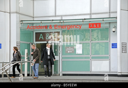 Le persone che lasciano emergenza e di intervento in caso di incidenti A & e lo University College Hospital UNITÀ CENTRALE ABITACOLO Londra Inghilterra REGNO UNITO Foto Stock