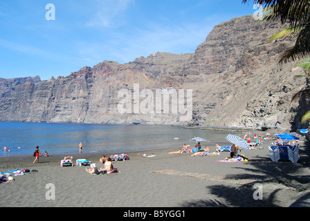 Spiaggia di sabbia nera, Los Gigantes, Santiago del Teide Tenerife, Isole Canarie, Spagna Foto Stock