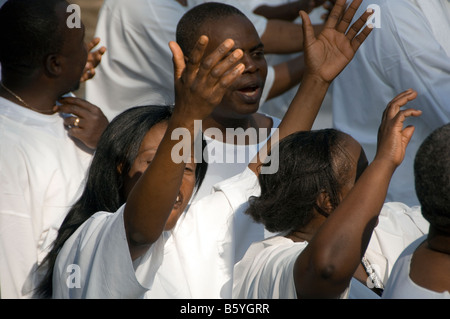 Il canto e la preghiera prima di ricevere il battesimo nel fiume Giordano Foto Stock