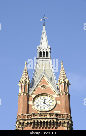 Torre dell Orologio stazione St Pancras Euston Road Camden Londra Inghilterra REGNO UNITO Foto Stock