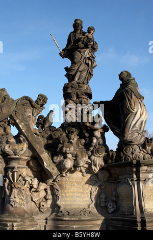 La statua della Madonna con inginocchiato San Bernardo sul Ponte Carlo a Praga Foto Stock