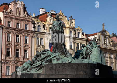 Statua di Jan Hus in Piazza della Città Vecchia di Praga Foto Stock