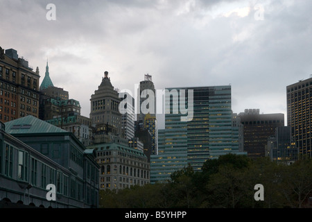 Grattacieli nella luce della sera nel centro di Manhattan a New York City USA Foto Stock