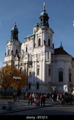 Chiesa di San Nicola a Piazza della Città Vecchia di Praga Foto Stock