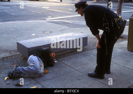 Un funzionario di polizia di San Francisco ci parla di un uomo senza tetto Foto Stock