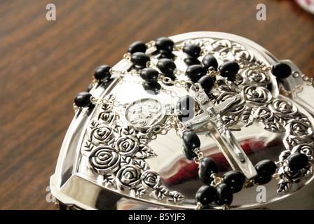 Rosario sul cuore a forma di scatola di gioielli Foto Stock
