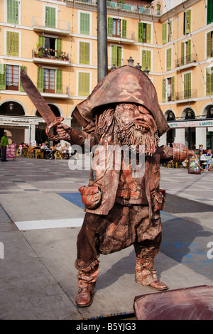 Palma de Mallorca street entertainer in posa in costume pirata Foto Stock