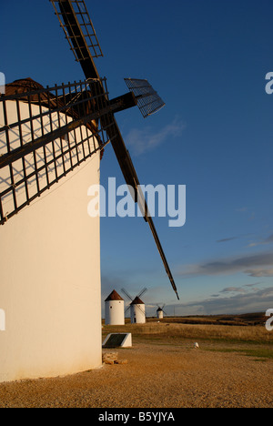 Mulini a vento, Mota Del Cuervo, Provincia Cuenca, Castilla-la Mancha, in Spagna Foto Stock