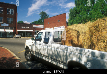 Carrello di prelievo che trasportano il fieno viene parcheggiata da piazza della città e del piccolo Appalachian città di Burnsville, NC Foto Stock