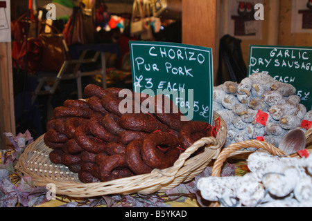 Chorzio salsicce in vendita presso il Belfast Natale mercato continentale. Foto Stock