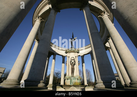 Città di Cardiff, nel Galles del Sud. Basso angolo di visualizzazione del Sir John Ninian Comper progettato Welsh National War Memorial. Foto Stock