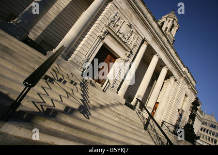 Città di Cardiff, Galles. Angolo di visualizzazione del re Edward VII Avenue entrata a Cardiff Tribunali in Cathays Park. Foto Stock