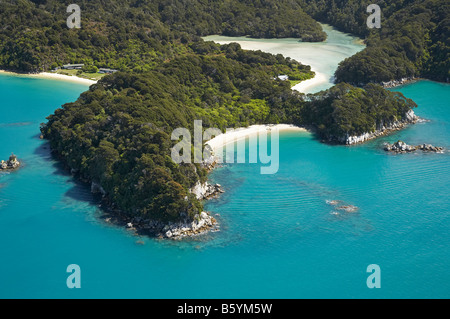 La baia di confine con Case Vacanze Capo Nord e il francesino Bay Parco Nazionale Abel Tasman Nelson regione Isola del Sud della Nuova Zelanda Foto Stock