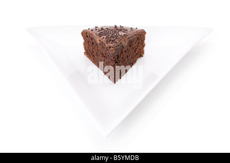 Fetta di torta al cioccolato con spruzzi di dettaglio su bianco Foto Stock