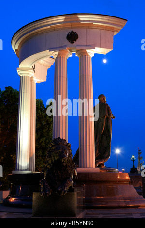 Statua dello Zar Alessandro II di Russia (1855-1881) presso la Cattedrale di Cristo Salvatore a Mosca, Russia Foto Stock