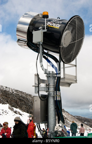 Generatori di neve e la folla di sciatori sulle piste del Monte Ruapehu campo da sci Foto Stock