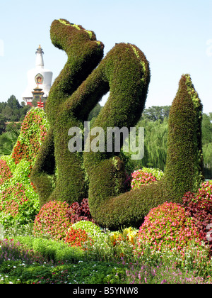 Siepe drago scultura vicino alla Pagoda Bianca sulla cima di Jade isoletta nel Parco Beihai a Pechino. Pechino Cina Asia Foto Stock
