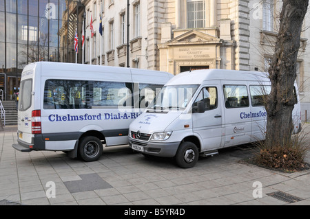 Chelmsford centro comunitario servizio autobus veicoli parcheggiati al di fuori del consiglio della contea di Essex uffici Foto Stock