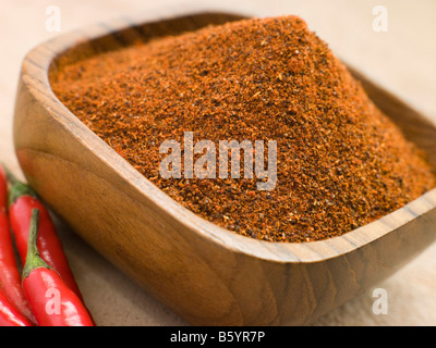 Piatto di peperoncino in polvere con i peperoncini freschi Foto Stock