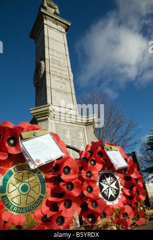 Il papavero corone alla base del monumento ai caduti in guerra, Newmarket Suffolk, Regno Unito Foto Stock