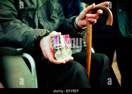 Sedia a rotelle legato britannici della guerra del golfo, veterano tiene il suo medaglie al di fuori del ministero della Difesa sede a Londra durante la guerra del Golfo, sindrome di protesta Foto Stock