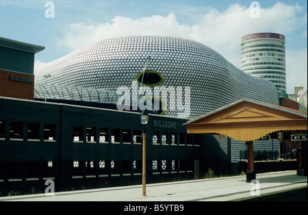 Birmingham. Vista da Moor Street station di nuovi magazzini Selfridges e originale Bullring rotunda. Foto Stock