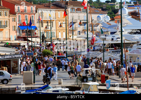 Persone in Saint Tropez Harbour, Cote D'Azur, nel sud della Francia Foto Stock