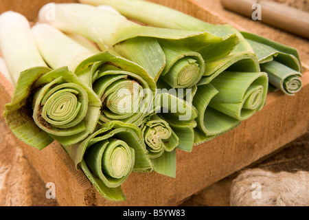 I porri in un vassoio di legno Foto Stock