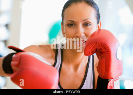 Donna boxe in palestra Foto Stock