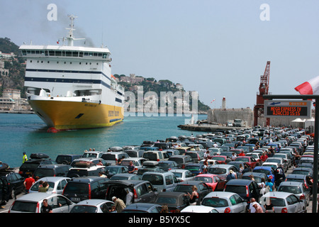 I passeggeri di dockside guarda come Mega Express quattro, il traghetto dalla Corsica banchine del porto di Nizza Côte d'Azur, in Francia Foto Stock