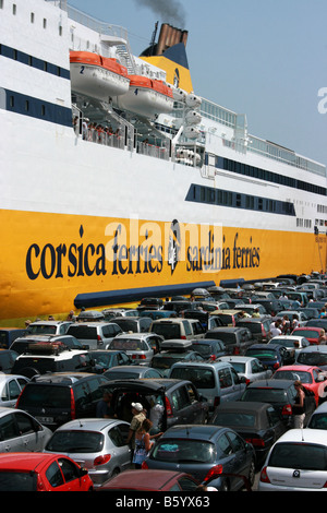 Vetture accodate pronto a bordo dei traghetti per la Corsica presso il porto di Nizza Côte d'Azur, nel sud della Francia Foto Stock