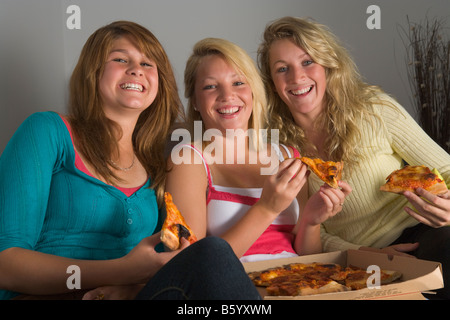 Le ragazze adolescenti mangiare la pizza Foto Stock