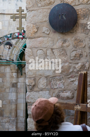 Israele Gerusalemme la città vecchia Via Dolorosa IX stazione vista con croci e pareti Foto Stock