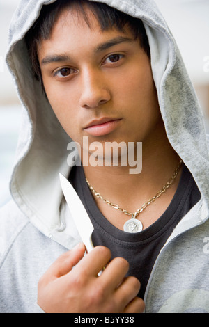 Ragazzo adolescente brandendo il coltello Foto Stock