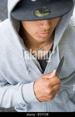 Ragazzo adolescente brandendo il coltello Foto Stock