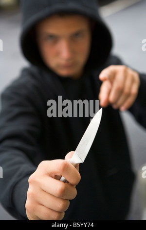 Ragazzo adolescente brandendo il coltello Foto Stock