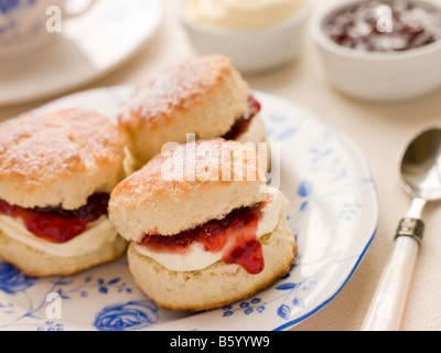 Focaccine Tea Clotted Cream e marmellata Foto Stock