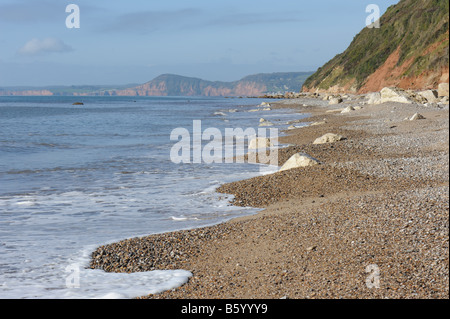 Vista lungo la spiaggia di ciottoli a Branscombe verso Sidmouth East Devon Foto Stock